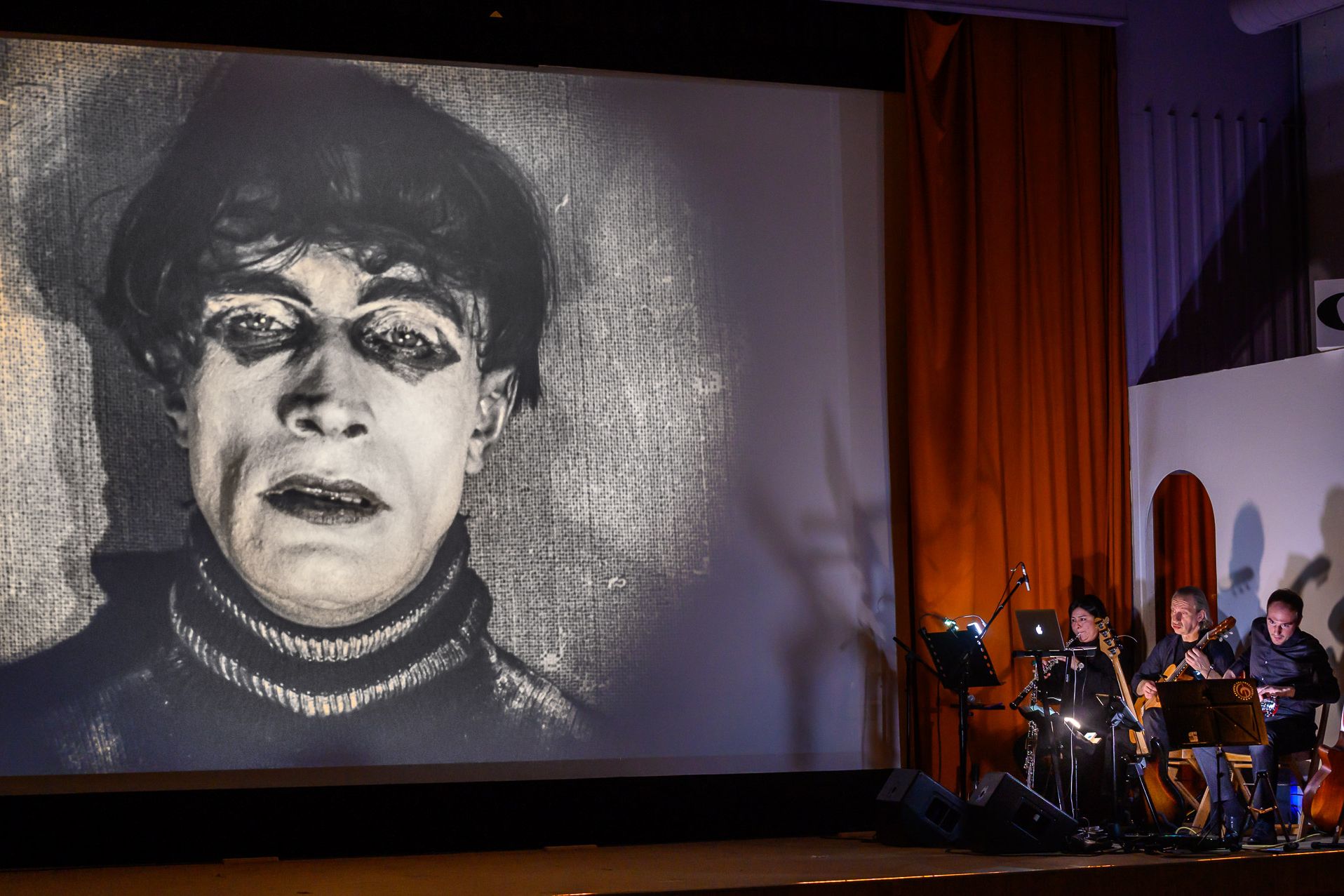 Die Aufführung des -Das Cabinet des Dr. Caligari- begleitet vom Ensemble Vandel  war am 6.2.2022 ein besonderes Erlebnis