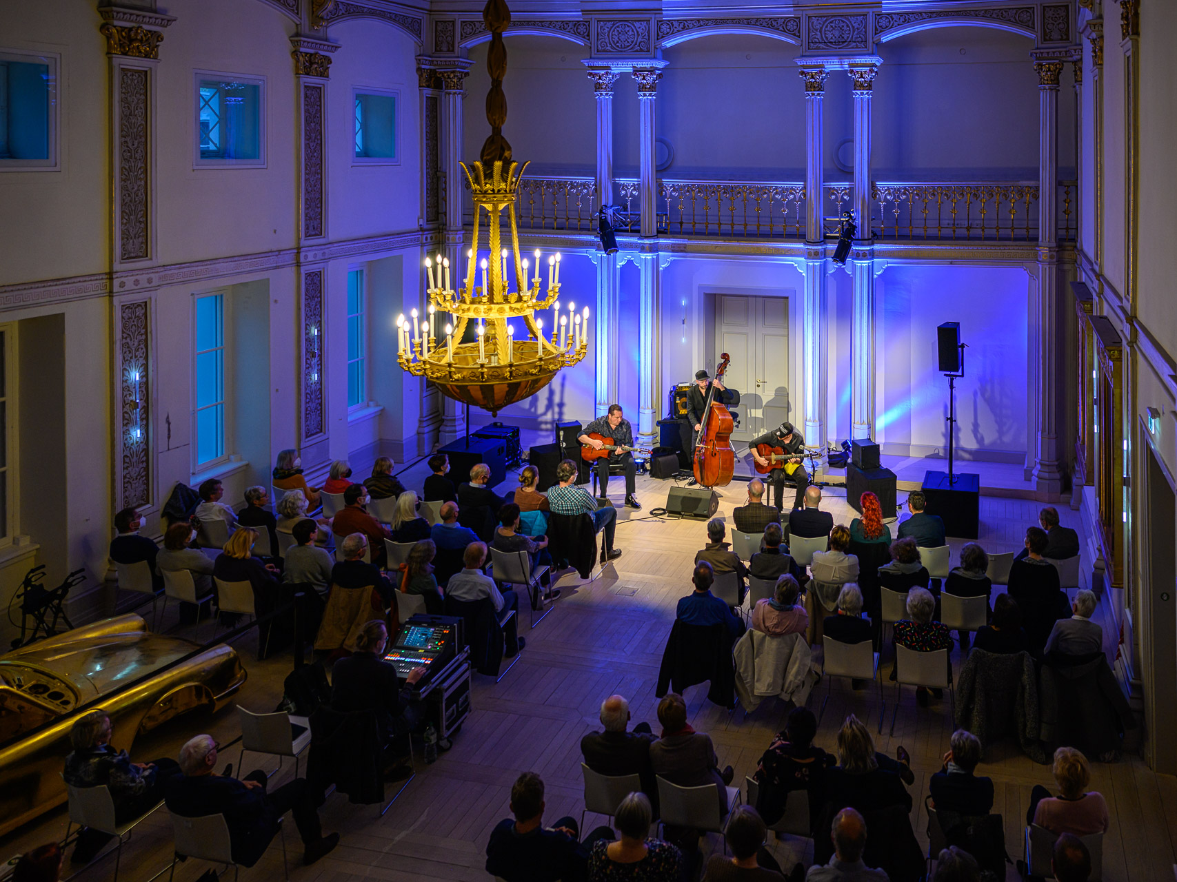 Ein Höhepunkt der neuen reihe- Das Gismo Graf Trio am 9. April 2022 im Spiegelsaal des Museums Art.Plus