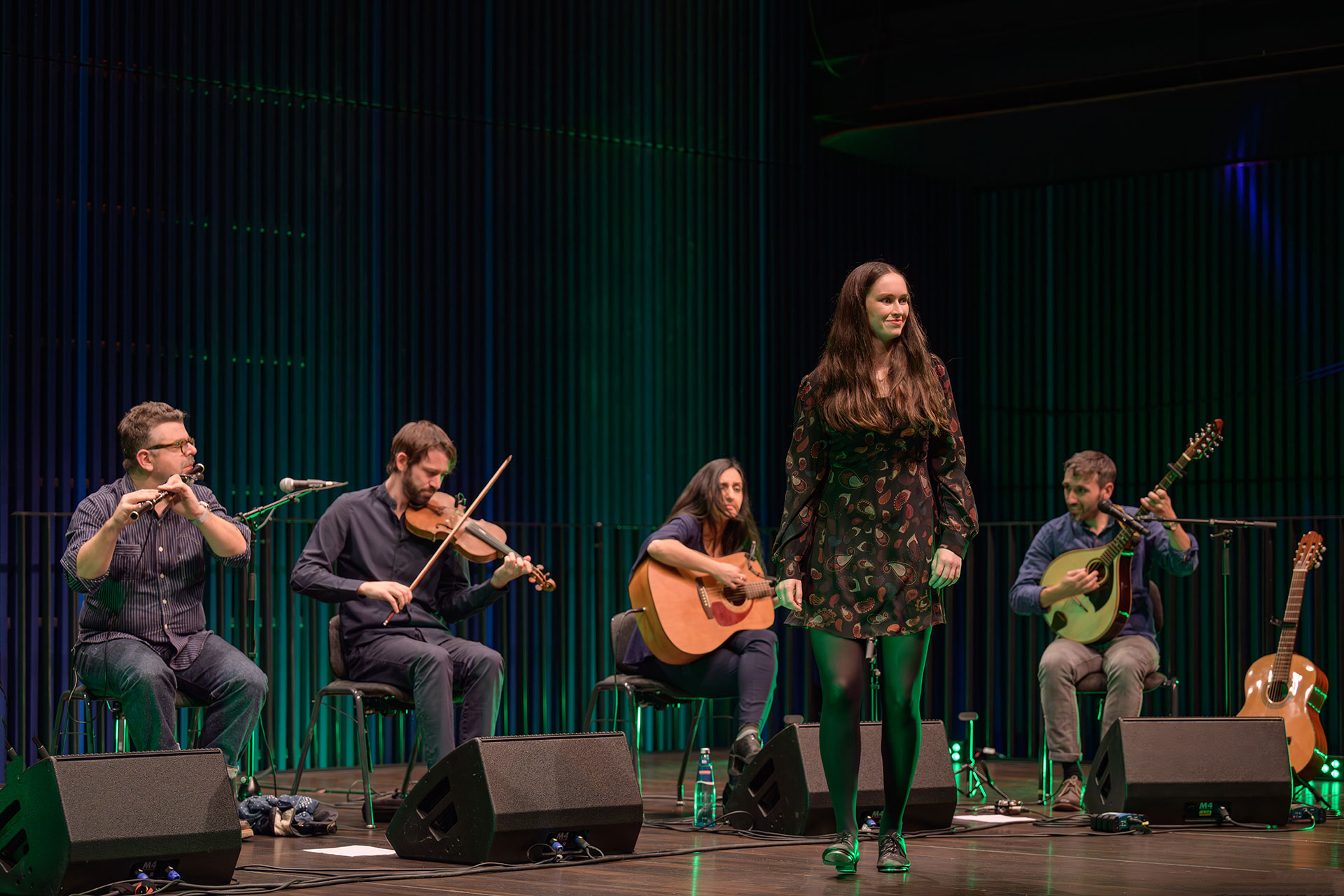 19.11.2023 I Birkin Tree erweiterte mit der Irin Becky Ní Eallaithe die Performance mit Tanz und Gesang – Foto: Heinz Bunse